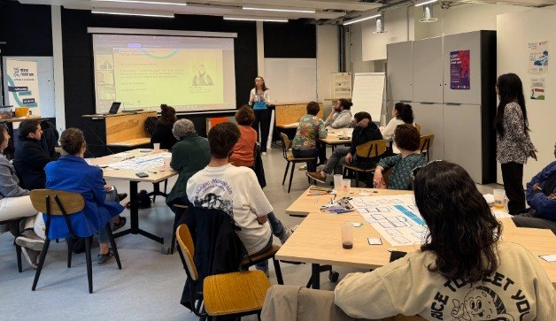 Formation en salle avec formateur et participants